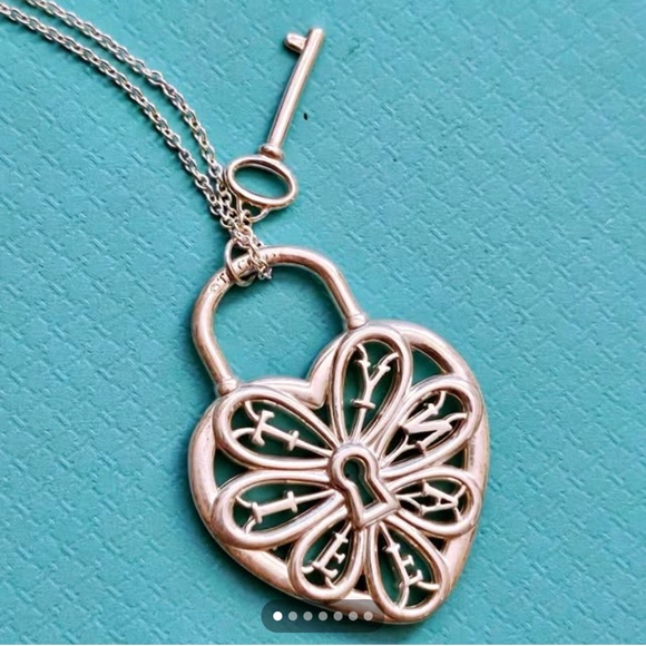 🔴Authentic TIFFANY & CO Retired Vintage Filigree heart & Key Pendent Necklace🔴 - Picture 2 of 11